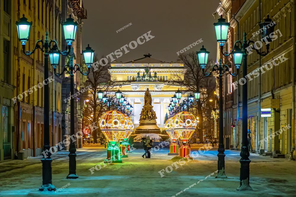 Фотография праздничных улиц Санкт-Петербург, Россия, украшенных к Рождеству и Новому году. На изображении показан рождественский Невский проспект с яркой иллюминацией, а также вид на Александринский театр и Екатерининский сквер. Этот фотоснимок передаёт атмосферу зимнего Петербурга: светящиеся гирлянды, украшенные фасады и торжественное настроение праздника. Фото отражает новогодний Петербург и традиции Рождества в России. Иллюстрация может использоваться как картинка или слайд, посвящённые зимним путешествиям и праздничной жизни города.